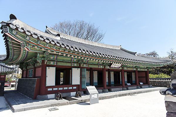 포토 JPG 주간 여행 유적지 하늘 한국 풍경 사람없음 야외 관광지 제주도 맑음 봄 문화재 사적 제주도여행 제주목관아 국내포토 자연요소 계절 아시아 고건축 날씨 파일형식