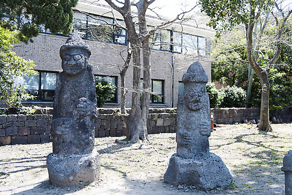 포토 JPG 주간 나무 여행 유적지 한국 풍경 사람없음 야외 관광지 제주도 맑음 봄 두개 문화재 돌하르방 사적 제주도여행 제주목관아 국내포토 자연요소 식물 계절 아시아 고건축 2 날씨 파일형식