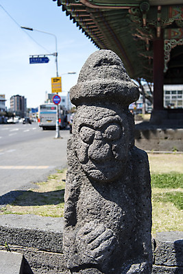 포토 JPG 주간 여행 유적지 한국 풍경 사람없음 야외 관광지 제주도 맑음 봄 문화재 돌하르방 사적 제주도여행 국내포토 자연요소 계절 아시아 고건축 날씨 파일형식