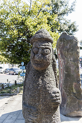포토 JPG 주간 나무 여행 유적지 한국 풍경 사람없음 야외 관광지 제주도 맑음 봄 문화재 돌하르방 사적 제주도여행 국내포토 자연요소 식물 계절 아시아 고건축 날씨 파일형식