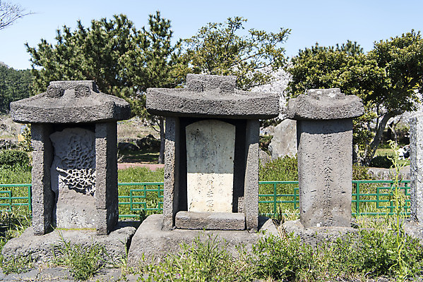 포토 JPG 주간 여행 유적지 한국 풍경 사람없음 야외 관광지 제주도 맑음 봄 문화재 비석 제주도여행 공적비 화북비석거리 국내포토 자연요소 계절 아시아 고건축 날씨 파일형식