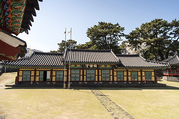 포토 JPG 주간 나무 여행 유적지 한국 풍경 사람없음 야외 관광지 제주도 맑음 봄 문화재 사적 제주도여행 제주향교 국내포토 자연요소 식물 계절 아시아 고건축 날씨 향교 파일형식