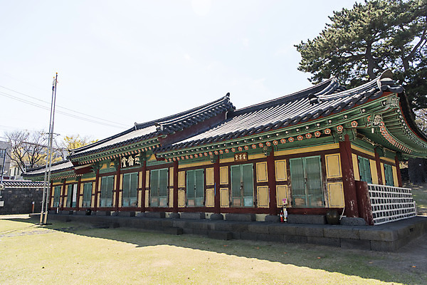 포토 JPG 주간 나무 여행 유적지 하늘 한국 풍경 사람없음 야외 관광지 제주도 맑음 봄 문화재 사적 제주도여행 제주향교 국내포토 자연요소 식물 계절 아시아 고건축 날씨 향교 파일형식
