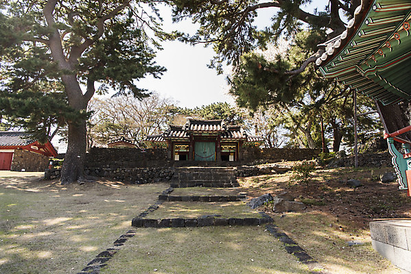 포토 JPG 주간 나무 여행 유적지 하늘 한국 풍경 사람없음 야외 관광지 제주도 맑음 봄 문화재 사적 제주도여행 제주향교 국내포토 자연요소 식물 계절 아시아 고건축 날씨 향교 파일형식