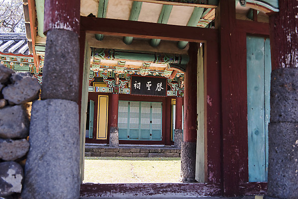 포토 JPG 주간 여행 유적지 한국 풍경 사람없음 야외 관광지 제주도 맑음 봄 문화재 사적 제주도여행 제주향교 국내포토 자연요소 계절 아시아 고건축 날씨 향교 파일형식