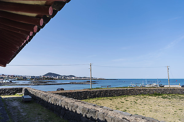 포토 JPG 주간 바다 여행 유적지 한국 기와 풍경 사람없음 야외 관광지 제주도 맑음 봄 문화재 연북정 제주도여행 국내포토 자연요소 계절 아시아 고건축 날씨 파일형식