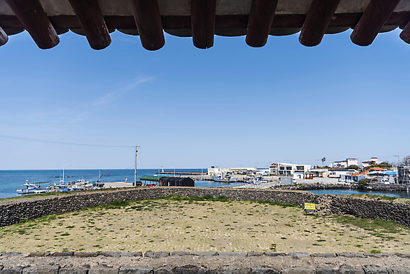 포토 JPG 주간 바다 여행 유적지 한국 기와 풍경 사람없음 야외 관광지 제주도 맑음 봄 문화재 연북정 제주도여행 국내포토 자연요소 계절 아시아 고건축 날씨 파일형식