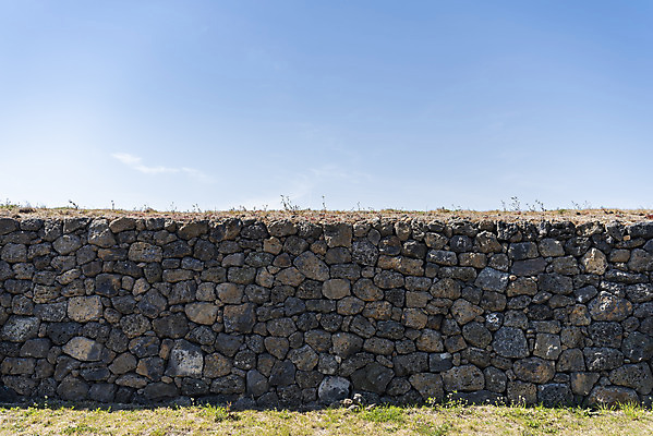 포토 JPG 주간 여행 유적지 하늘 한국 돌담 풍경 사람없음 야외 관광지 제주도 맑음 봄 문화재 연북정 제주도여행 국내포토 자연요소 계절 아시아 고건축 날씨 담장 돌_바위 파일형식