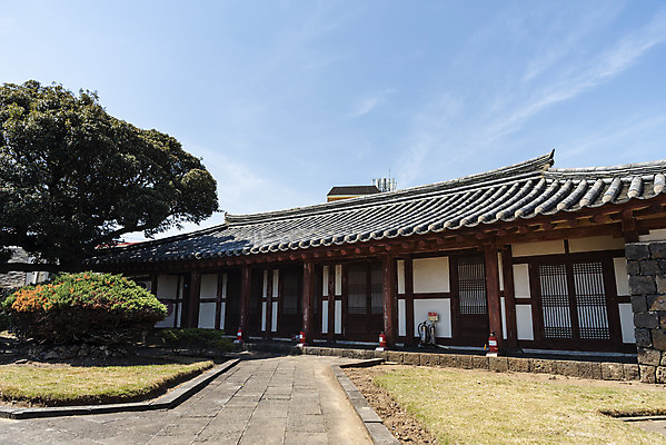 포토 JPG 주간 나무 여행 유적지 하늘 한국 풍경 사람없음 야외 관광지 제주도 맑음 봄 문화재 제주도여행 국내포토 자연요소 식물 계절 아시아 고건축 날씨 파일형식