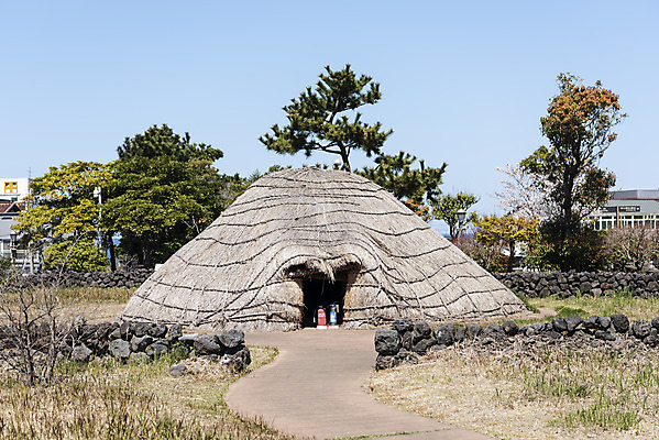 포토 JPG 주간 여행 유적지 한국 풍경 사람없음 야외 관광지 제주도 맑음 봄 문화재 선사시대 선사유적지 움집 제주도여행 국내포토 자연요소 계절 아시아 고건축 날씨 역사 파일형식