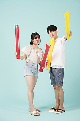 포토 JPG 스튜디오촬영 전신 여자 남자 응원 실내 서기 미소 들기 20대 성인 두명 옆모습 여름 청춘 파이팅 한국인 응원용품 쪼리 파란배경 활기 막대풍선 성인만 국내포토 계절 뷰포인트 백그라운드 컨셉 모션 표정 사람 동양인 청년 내부 파란색 샌들 오브젝트 풍선 파일형식