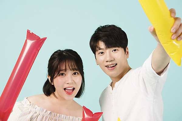 포토 JPG 스튜디오촬영 여자 남자 응원 실내 서기 미소 들기 상반신 20대 성인 두명 앞모습 여름 청춘 파이팅 한국인 응원용품 파란배경 활기 성인만 국내포토 계절 뷰포인트 백그라운드 컨셉 모션 표정 사람 동양인 청년 내부 파란색 오브젝트 파일형식