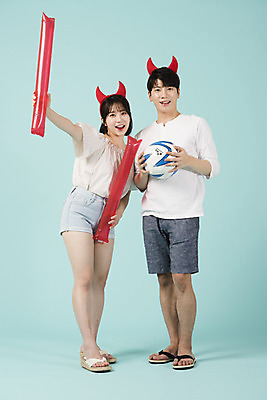 포토 JPG 스튜디오촬영 전신 여자 남자 축구공 응원 실내 서기 미소 들기 20대 성인 두명 앞모습 여름 청춘 파이팅 한국인 응원용품 붉은악마 축구응원 파란배경 활기 막대풍선 성인만 월드싸커 국내포토 계절 스포츠 뷰포인트 백그라운드 컨셉 공 축구용품 모션 표정 사람 동양인 청년 내부 파란색 오브젝트 풍선 파일형식
