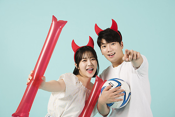 포토 JPG 스튜디오촬영 여자 남자 축구공 응원 실내 서기 미소 들기 상반신 20대 성인 두명 앞모습 여름 청춘 파이팅 한국인 응원용품 가리킴 붉은악마 축구응원 파란배경 활기 막대풍선 성인만 월드싸커 국내포토 계절 스포츠 뷰포인트 백그라운드 컨셉 공 축구용품 모션 표정 사람 동양인 손짓 청년 내부 파란색 오브젝트 풍선 파일형식