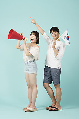 포토 JPG 스튜디오촬영 전신 여자 남자 응원 실내 서기 미소 들기 20대 성인 두명 옆모습 여름 청춘 파이팅 확성기 외침 한국인 응원용품 쪼리 파란배경 활기 성인만 국내포토 계절 뷰포인트 백그라운드 컨셉 모션 표정 사람 동양인 청년 내부 파란색 소리 샌들 오브젝트 파일형식