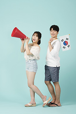 포토 JPG 스튜디오촬영 전신 여자 남자 응원 실내 서기 미소 들기 20대 성인 두명 옆모습 여름 청춘 파이팅 확성기 외침 한국인 응원용품 깃발 태극기 쪼리 파란배경 활기 성인만 국내포토 계절 뷰포인트 백그라운드 컨셉 모션 표정 사람 동양인 청년 내부 파란색 소리 국기 샌들 오브젝트 파일형식