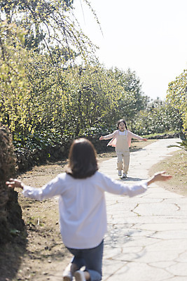포토 JPG 주간 전신 여자 딸 행복 어린이 모녀 엄마 팔벌리기 가족여행 미소 앉기 소녀 성인 야외 두명 앞모습 뒷모습 30대 달리기 제주도 화목 봄 한국인 가족라이프 핵가족 즐거움 반가움 봄여행 여자만 노리매공원 국내포토 자연요소 라이프스타일 계절 공원 감정 뷰포인트 여행 컨셉 가족 모션 한국 표정 사람 동양인 장년 파일형식