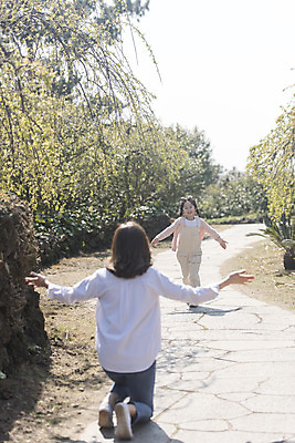 포토 JPG 주간 전신 여자 딸 행복 어린이 모녀 엄마 팔벌리기 가족여행 미소 앉기 소녀 성인 야외 두명 앞모습 뒷모습 30대 달리기 제주도 화목 봄 한국인 가족라이프 핵가족 즐거움 반가움 봄여행 여자만 노리매공원 국내포토 자연요소 라이프스타일 계절 공원 감정 뷰포인트 여행 컨셉 가족 모션 한국 표정 사람 동양인 장년 파일형식