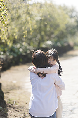 포토 JPG 주간 여자 딸 행복 어린이 포옹 모녀 엄마 가족여행 미소 앉기 소녀 상반신 성인 야외 두명 앞모습 뒷모습 아웃포커스 30대 제주도 화목 봄 한국인 가족라이프 핵가족 즐거움 반가움 봄여행 여자만 노리매공원 국내포토 자연요소 라이프스타일 계절 공원 감정 뷰포인트 여행 컨셉 가족 안기 모션 한국 촬영기법 표정 사람 동양인 장년 파일형식