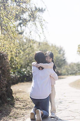포토 JPG 주간 전신 여자 딸 행복 어린이 포옹 모녀 엄마 가족여행 서기 미소 앉기 소녀 성인 야외 두명 앞모습 뒷모습 아웃포커스 30대 제주도 화목 봄 한국인 가족라이프 핵가족 즐거움 반가움 봄여행 여자만 노리매공원 국내포토 자연요소 라이프스타일 계절 공원 감정 뷰포인트 여행 컨셉 가족 안기 모션 한국 촬영기법 표정 사람 동양인 장년 파일형식