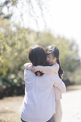 포토 JPG 주간 여자 딸 행복 어린이 포옹 모녀 엄마 가족여행 미소 앉기 소녀 상반신 성인 야외 두명 앞모습 뒷모습 아웃포커스 30대 제주도 화목 봄 한국인 가족라이프 핵가족 즐거움 반가움 봄여행 여자만 노리매공원 국내포토 자연요소 라이프스타일 계절 공원 감정 뷰포인트 여행 컨셉 가족 안기 모션 한국 촬영기법 표정 사람 동양인 장년 파일형식