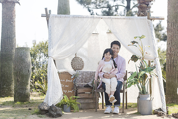 포토 JPG 주간 전신 식물 여자 남자 딸 행복 어린이 안기 휴식 가족여행 사랑 미소 앉기 소녀 성인 야외 두명 앞모습 30대 제주도 사진촬영 화목 봄 한국인 가족라이프 아빠 핵가족 즐거움 봄여행 부녀 노리매공원 국내포토 자연요소 라이프스타일 계절 공원 감정 뷰포인트 여행 컨셉 가족 모션 한국 표정 사람 동양인 장년 촬영 파일형식