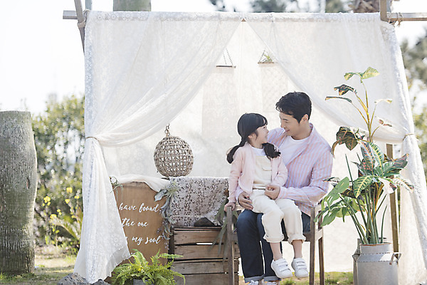 포토 JPG 주간 전신 식물 여자 남자 딸 행복 어린이 안기 휴식 가족여행 사랑 미소 앉기 소녀 성인 야외 두명 앞모습 30대 제주도 사진촬영 화목 봄 한국인 가족라이프 아빠 핵가족 즐거움 봄여행 부녀 노리매공원 국내포토 자연요소 라이프스타일 계절 공원 감정 뷰포인트 여행 컨셉 가족 모션 한국 표정 사람 동양인 장년 촬영 파일형식