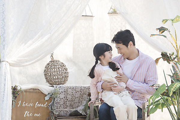 포토 JPG 주간 식물 여자 남자 딸 행복 어린이 휴식 가족여행 사랑 미소 앉기 소녀 상반신 성인 야외 두명 앞모습 30대 제주도 마주보기 사진촬영 화목 봄 한국인 가족라이프 아빠 핵가족 즐거움 봄여행 부녀 노리매공원 국내포토 자연요소 라이프스타일 계절 공원 감정 뷰포인트 여행 컨셉 가족 모션 한국 표정 사람 동양인 장년 촬영 파일형식