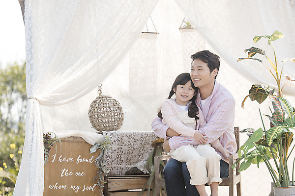 포토 JPG 주간 식물 응시 여자 남자 딸 행복 어린이 안기 포옹 휴식 가족여행 사랑 미소 앉기 소녀 상반신 성인 야외 두명 앞모습 30대 제주도 사진촬영 화목 봄 한국인 가족라이프 아빠 핵가족 즐거움 봄여행 부녀 노리매공원 국내포토 자연요소 라이프스타일 시선 계절 공원 감정 뷰포인트 여행 컨셉 가족 모션 한국 표정 사람 동양인 장년 촬영 파일형식