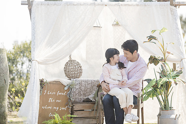 포토 JPG 주간 전신 식물 여자 남자 딸 행복 어린이 안기 휴식 가족여행 사랑 미소 앉기 소녀 성인 야외 두명 앞모습 30대 제주도 마주보기 사진촬영 화목 봄 한국인 가족라이프 아빠 핵가족 즐거움 봄여행 부녀 노리매공원 국내포토 자연요소 라이프스타일 계절 공원 감정 뷰포인트 여행 컨셉 가족 모션 한국 표정 사람 동양인 장년 촬영 파일형식