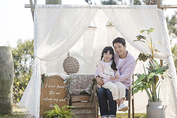 포토 JPG 주간 전신 식물 여자 남자 딸 행복 어린이 안기 휴식 가족여행 사랑 미소 앉기 소녀 상반신 성인 야외 두명 앞모습 30대 제주도 사진촬영 화목 봄 한국인 가족라이프 아빠 핵가족 즐거움 봄여행 부녀 노리매공원 국내포토 자연요소 라이프스타일 계절 공원 감정 뷰포인트 여행 컨셉 가족 모션 한국 표정 사람 동양인 장년 촬영 파일형식