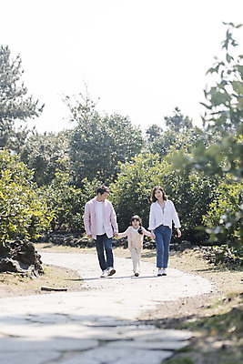 포토 JPG 주간 전신 나무 여자 남자 딸 행복 어린이 가족 엄마 가족여행 미소 소녀 성인 야외 앞모습 세명 30대 제주도 걷기 손잡기 화목 봄 산책 한국인 가족라이프 아빠 핵가족 즐거움 봄여행 노리매공원 국내포토 자연요소 식물 라이프스타일 계절 공원 감정 뷰포인트 여행 컨셉 관계 모션 휴식 한국 표정 사람 동양인 장년 파일형식