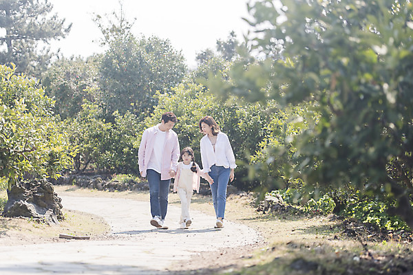 포토 JPG 주간 전신 나무 여자 남자 딸 행복 어린이 가족 엄마 가족여행 미소 소녀 성인 야외 앞모습 세명 30대 제주도 걷기 손잡기 화목 봄 산책 한국인 가족라이프 아빠 핵가족 즐거움 봄여행 노리매공원 국내포토 자연요소 식물 라이프스타일 계절 공원 감정 뷰포인트 여행 컨셉 관계 모션 휴식 한국 표정 사람 동양인 장년 파일형식