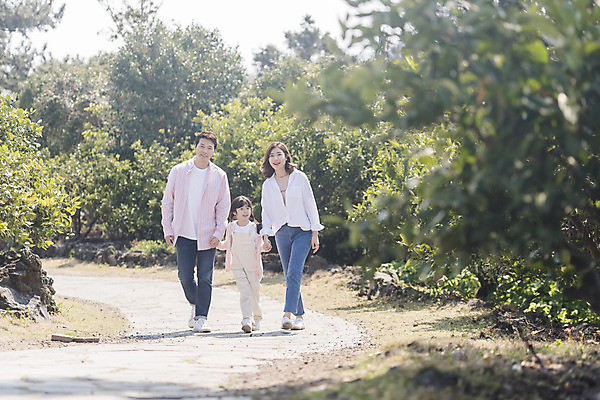 포토 JPG 주간 전신 나무 여자 남자 딸 행복 어린이 가족 엄마 가족여행 미소 소녀 성인 야외 앞모습 세명 30대 제주도 걷기 손잡기 화목 봄 산책 한국인 가족라이프 아빠 핵가족 즐거움 봄여행 노리매공원 국내포토 자연요소 식물 라이프스타일 계절 공원 감정 뷰포인트 여행 컨셉 관계 모션 휴식 한국 표정 사람 동양인 장년 파일형식