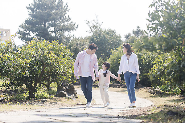 포토 JPG 주간 전신 나무 여자 남자 딸 행복 어린이 가족 엄마 가족여행 미소 소녀 성인 야외 앞모습 세명 30대 제주도 마주보기 걷기 손잡기 화목 봄 산책 한국인 가족라이프 아빠 핵가족 즐거움 봄여행 노리매공원 국내포토 자연요소 식물 라이프스타일 계절 공원 감정 뷰포인트 여행 컨셉 관계 모션 휴식 한국 표정 사람 동양인 장년 파일형식