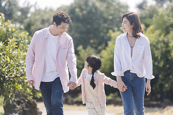 포토 JPG 주간 나무 여자 남자 딸 행복 어린이 가족 엄마 가족여행 미소 소녀 상반신 성인 야외 앞모습 세명 30대 제주도 마주보기 걷기 손잡기 화목 봄 산책 한국인 가족라이프 아빠 핵가족 즐거움 봄여행 노리매공원 국내포토 자연요소 식물 라이프스타일 계절 공원 감정 뷰포인트 여행 컨셉 관계 모션 휴식 한국 표정 사람 동양인 장년 파일형식