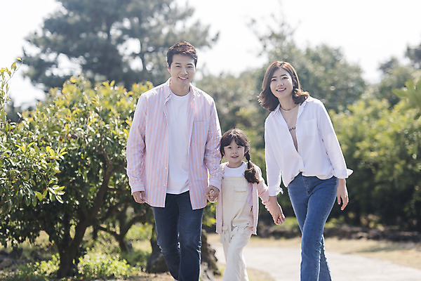 포토 JPG 주간 나무 여자 남자 딸 행복 어린이 가족 엄마 가족여행 미소 소녀 상반신 성인 야외 앞모습 세명 30대 제주도 걷기 손잡기 화목 봄 산책 한국인 가족라이프 아빠 핵가족 즐거움 봄여행 노리매공원 국내포토 자연요소 식물 라이프스타일 계절 공원 감정 뷰포인트 여행 컨셉 관계 모션 휴식 한국 표정 사람 동양인 장년 파일형식