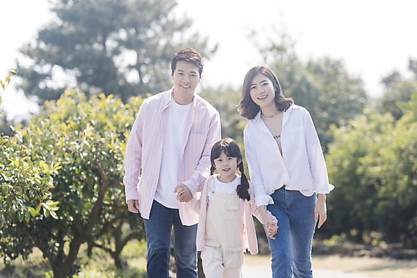 포토 JPG 주간 나무 여자 남자 딸 행복 어린이 가족 엄마 가족여행 미소 소녀 상반신 성인 야외 앞모습 세명 30대 제주도 걷기 손잡기 화목 봄 산책 한국인 가족라이프 아빠 핵가족 즐거움 봄여행 노리매공원 국내포토 자연요소 식물 라이프스타일 계절 공원 감정 뷰포인트 여행 컨셉 관계 모션 휴식 한국 표정 사람 동양인 장년 파일형식