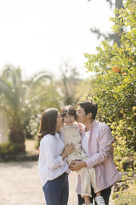 포토 JPG 주간 나무 여자 남자 딸 행복 어린이 가족 안기 엄마 가족여행 키스 서기 미소 소녀 상반신 성인 야외 옆모습 세명 30대 제주도 손잡기 화목 봄 산책 한국인 가족라이프 아빠 핵가족 즐거움 봄여행 노리매공원 국내포토 자연요소 식물 라이프스타일 계절 공원 감정 뷰포인트 여행 컨셉 관계 모션 휴식 한국 표정 사람 동양인 장년 애정표현 파일형식