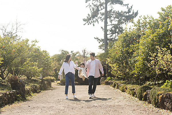 포토 JPG 주간 전신 나무 여자 남자 딸 행복 어린이 가족 놀이 엄마 가족여행 미소 소녀 성인 야외 앞모습 세명 30대 제주도 걷기 손잡기 점프 화목 봄 산책 한국인 가족라이프 아빠 핵가족 즐거움 봄여행 노리매공원 국내포토 자연요소 식물 라이프스타일 계절 공원 감정 뷰포인트 여행 컨셉 관계 모션 휴식 한국 표정 사람 동양인 장년 파일형식