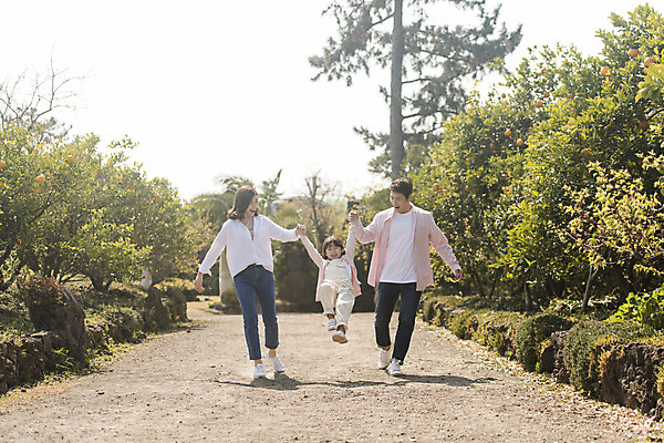 포토 JPG 주간 전신 나무 여자 남자 딸 행복 어린이 가족 놀이 엄마 가족여행 미소 소녀 성인 야외 앞모습 세명 30대 제주도 걷기 손잡기 점프 화목 봄 산책 한국인 가족라이프 아빠 핵가족 즐거움 봄여행 노리매공원 국내포토 자연요소 식물 라이프스타일 계절 공원 감정 뷰포인트 여행 컨셉 관계 모션 휴식 한국 표정 사람 동양인 장년 파일형식