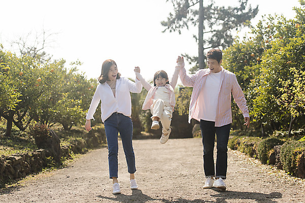 포토 JPG 주간 전신 나무 여자 남자 딸 행복 어린이 가족 놀이 엄마 가족여행 미소 소녀 성인 야외 앞모습 세명 30대 제주도 걷기 손잡기 점프 화목 봄 산책 한국인 가족라이프 아빠 핵가족 즐거움 봄여행 노리매공원 국내포토 자연요소 식물 라이프스타일 계절 공원 감정 뷰포인트 여행 컨셉 관계 모션 휴식 한국 표정 사람 동양인 장년 파일형식