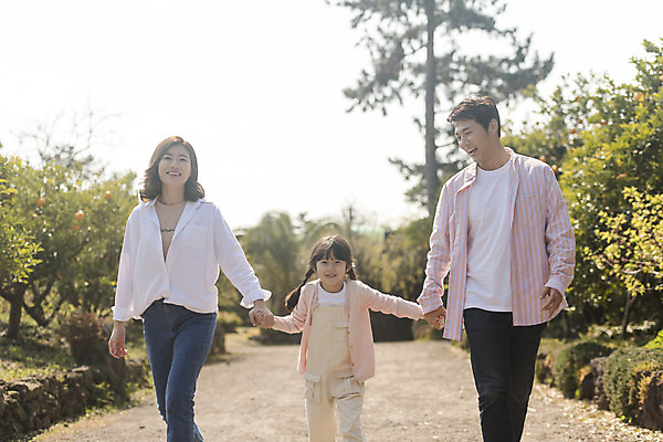 포토 JPG 주간 나무 여자 남자 딸 행복 어린이 가족 엄마 가족여행 미소 소녀 상반신 성인 야외 앞모습 세명 30대 제주도 걷기 손잡기 화목 봄 산책 한국인 가족라이프 아빠 핵가족 즐거움 봄여행 노리매공원 국내포토 자연요소 식물 라이프스타일 계절 공원 감정 뷰포인트 여행 컨셉 관계 모션 휴식 한국 표정 사람 동양인 장년 파일형식