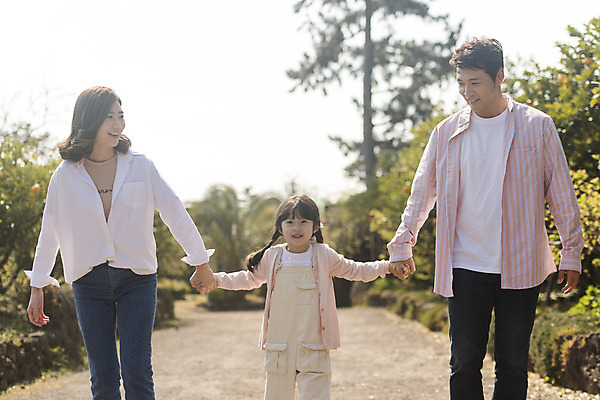 포토 JPG 주간 나무 여자 남자 딸 행복 어린이 가족 엄마 가족여행 미소 소녀 상반신 성인 야외 앞모습 세명 30대 제주도 걷기 손잡기 화목 봄 산책 한국인 가족라이프 아빠 핵가족 즐거움 봄여행 노리매공원 국내포토 자연요소 식물 라이프스타일 계절 공원 감정 뷰포인트 여행 컨셉 관계 모션 휴식 한국 표정 사람 동양인 장년 파일형식