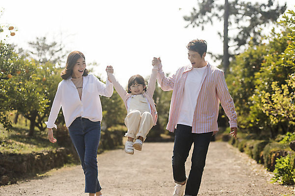 포토 JPG 주간 전신 나무 여자 남자 딸 행복 어린이 가족 놀이 엄마 가족여행 미소 소녀 성인 야외 앞모습 세명 30대 제주도 걷기 손잡기 점프 화목 봄 산책 한국인 가족라이프 아빠 핵가족 즐거움 봄여행 노리매공원 국내포토 자연요소 식물 라이프스타일 계절 공원 감정 뷰포인트 여행 컨셉 관계 모션 휴식 한국 표정 사람 동양인 장년 파일형식