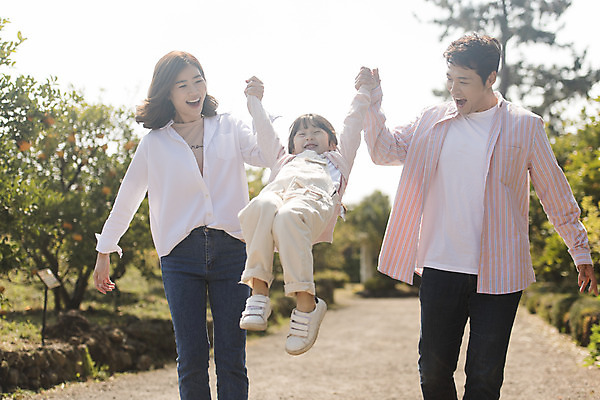 포토 JPG 주간 나무 여자 남자 딸 행복 어린이 가족 놀이 엄마 가족여행 미소 소녀 상반신 성인 야외 앞모습 세명 30대 제주도 걷기 손잡기 점프 화목 봄 산책 한국인 가족라이프 아빠 핵가족 즐거움 봄여행 노리매공원 국내포토 자연요소 식물 라이프스타일 계절 공원 감정 뷰포인트 여행 컨셉 관계 모션 휴식 한국 표정 사람 동양인 장년 파일형식