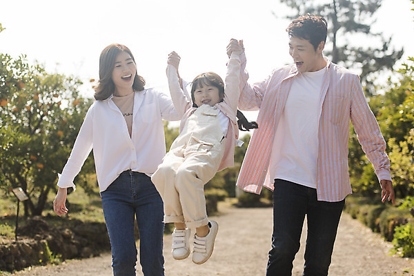 포토 JPG 주간 나무 여자 남자 딸 행복 어린이 가족 놀이 엄마 가족여행 미소 소녀 상반신 성인 야외 앞모습 세명 30대 제주도 걷기 손잡기 점프 화목 봄 산책 한국인 가족라이프 아빠 핵가족 즐거움 봄여행 노리매공원 국내포토 자연요소 식물 라이프스타일 계절 공원 감정 뷰포인트 여행 컨셉 관계 모션 휴식 한국 표정 사람 동양인 장년 파일형식