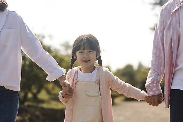포토 JPG 주간 나무 여자 남자 딸 행복 어린이 가족 엄마 가족여행 미소 소녀 상반신 성인 야외 앞모습 세명 30대 제주도 걷기 손잡기 화목 봄 산책 한국인 가족라이프 아빠 핵가족 즐거움 봄여행 노리매공원 국내포토 자연요소 식물 라이프스타일 계절 공원 감정 뷰포인트 여행 컨셉 관계 모션 휴식 한국 표정 사람 동양인 장년 파일형식