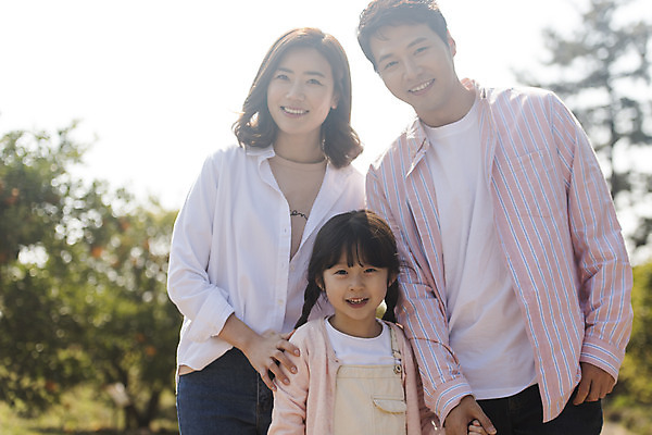 포토 JPG 주간 여자 남자 딸 행복 어린이 가족 엄마 가족여행 미소 소녀 상반신 성인 야외 앞모습 세명 30대 제주도 손잡기 화목 봄 산책 한국인 가족라이프 아빠 핵가족 즐거움 봄여행 노리매공원 국내포토 자연요소 라이프스타일 계절 공원 감정 뷰포인트 여행 컨셉 관계 모션 휴식 한국 표정 사람 동양인 장년 파일형식