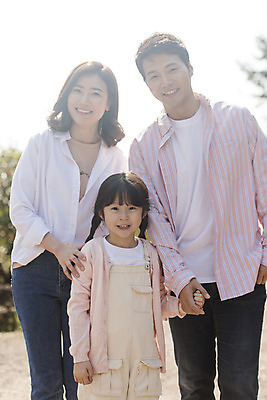 포토 JPG 주간 여자 남자 딸 행복 어린이 가족 엄마 가족여행 미소 소녀 상반신 성인 야외 앞모습 세명 30대 제주도 손잡기 화목 봄 산책 한국인 가족라이프 아빠 핵가족 즐거움 봄여행 노리매공원 국내포토 자연요소 라이프스타일 계절 공원 감정 뷰포인트 여행 컨셉 관계 모션 휴식 한국 표정 사람 동양인 장년 파일형식